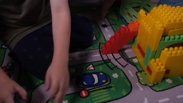 Kind Spelen Speelgoed Met Speelgoed Auto Verkeer Patroon Tapijt — Stockvideo