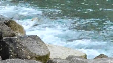 Kayalıklar, dalgalar kayalıklara çarpıyor, doğada