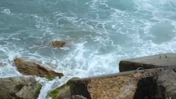 Κύματα Αφρώδη Κύματα Που Συντρίβονται Βράχους — Αρχείο Βίντεο