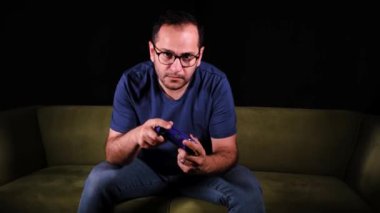 joystick ile oyun, adam joystick ile oyun oynuyor