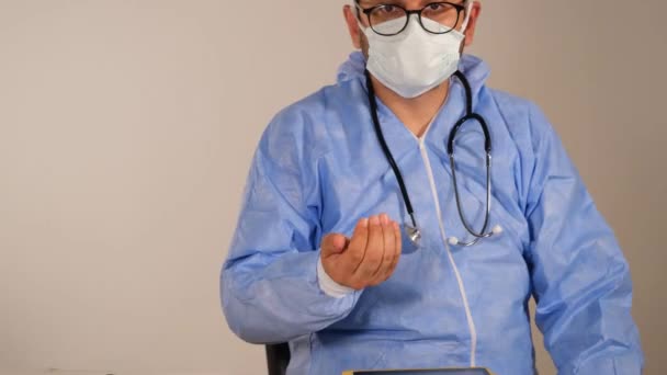 Γιατρός Στολή Χειρουργού Και Στηθοσκόπιο Κρατά Χάπια — Αρχείο Βίντεο