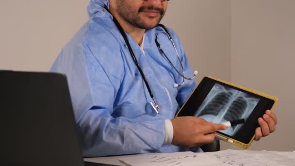 医生提供有关胸部X光的资料 — 图库视频影像