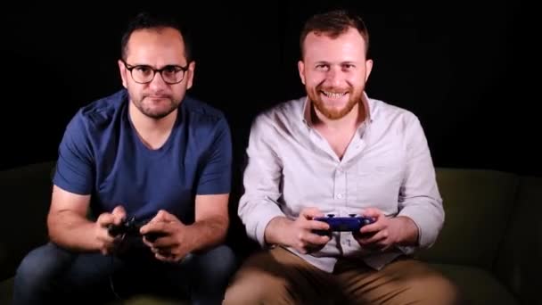 Les Hommes Jouent Avec Enthousiasme Des Jeux Avec Des Joysticks — Video