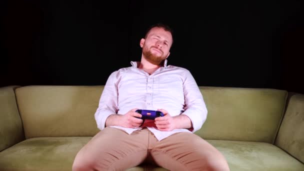 Yorgun Oyuncu Joystick Ile Oyun Oynuyor — Stok video