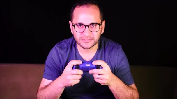 Jovem Ruiva Homem Jogando Videogame Usando Joystick Quarto — Vídeo de Stock