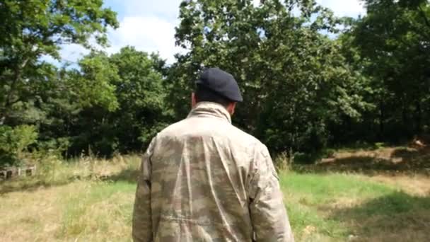 Στρατιώτης Που Περπατάει Μαύρος Μπερές Στρατιώτης Που Περπατάει Στο Χωράφι — Αρχείο Βίντεο