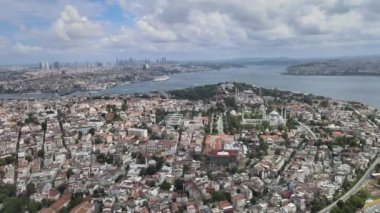 Havadan İstanbul Manzarası, Hagia Sofya ve mavi cami görülebiliyor. Yüksek kalite 4k görüntü