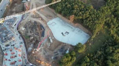 İnşaat alanı, ağaçların yanındaki havadan inşaat alanı. Yüksek kalite 4K görüntü.