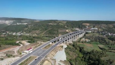 havadan şehirlerarası otoyol ve viyadük ve akan trafik
