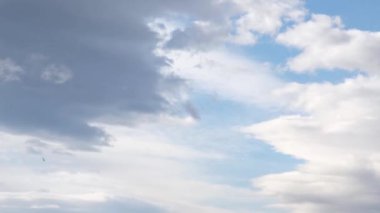 Bulutlar zaman aşımına uğrar, kabarık bulutlar Yüksek kaliteli 4k görüntü