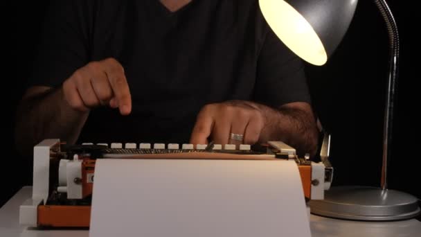 Máquina Escribir Hombre Escribiendo Con Máquina Escribir Lámpara — Vídeo de stock