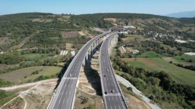 havadan şehirlerarası otoyol ve viyadük ve akan trafik