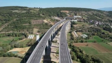 havadan şehirlerarası otoyol ve viyadük ve akan trafik