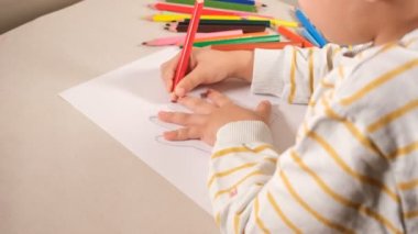 Elini çizer, çocuk kağıda el çizer, 4K görüntü.