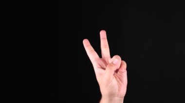 Zafer işareti, el yapımı zafer işareti siyah arka planda