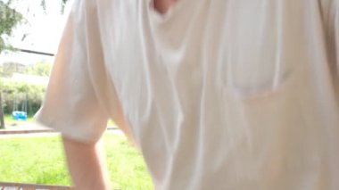 Gözü bandajlı adam güneş gözlüğünü çıkar.