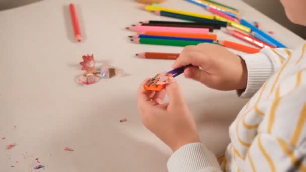 Ребенок Точит Цветные Ручки Точилкой — стоковое видео