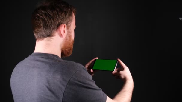 Mobilny Zielony Ekran Człowiek Pokazuje Mobilny Zielony Ekran Wysokiej Jakości — Wideo stockowe