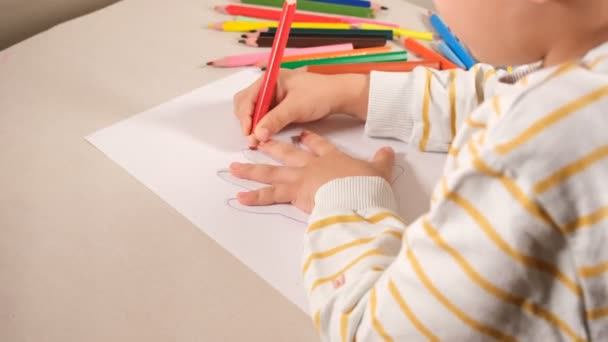 Wyciąga Rękę Dziecko Rysuje Dłonie Papierze Materiał — Wideo stockowe