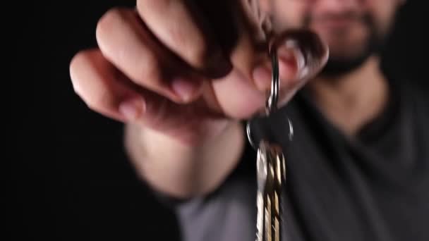 不動産 不動産市場のためのハウスキーを手渡す男 — ストック動画