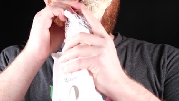 Czerwony Brodaty Mężczyzna Jedzący Burrito Zbliżenie — Wideo stockowe