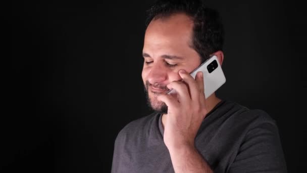 Cep Telefonu Adam Cep Telefonuyla Konuşuyor Yüksek Kalite Görüntü — Stok video