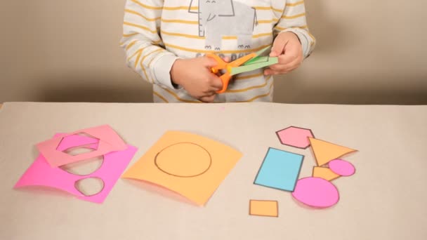 Niño Haciendo Formas Geométricas Mediante Corte Cartón Color Con Tijeras — Vídeos de Stock