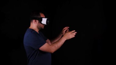 Gözlüklü, VR gözlüklü ve siyah arka planlı bir adam.
