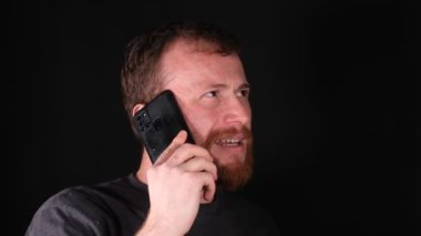 Cep telefonu, adam cep telefonuyla konuşuyor. Yüksek kalite 4k görüntü