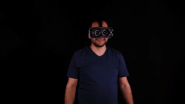 Γυαλιά Άνθρωπος Φοράει Γυαλιά Και Μαύρο Φόντο — Αρχείο Βίντεο