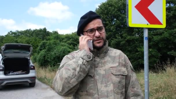 Żołnierz Czarny Żołnierz Rozmawiający Przez Telefon Komórkowy — Wideo stockowe