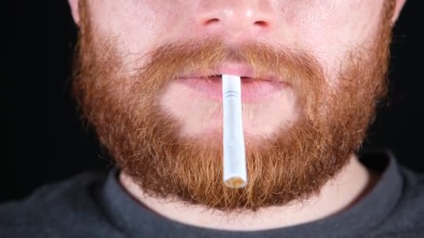 Rotbärtiger Mann Raucht Auf Schwarzem Hintergrund Nahaufnahme — Stockvideo