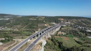 havadan şehirlerarası otoyol ve viyadük ve akan trafik