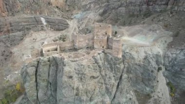 Ortaçağ kalesi, havadan çekilmiş bir şato harabe halinde.