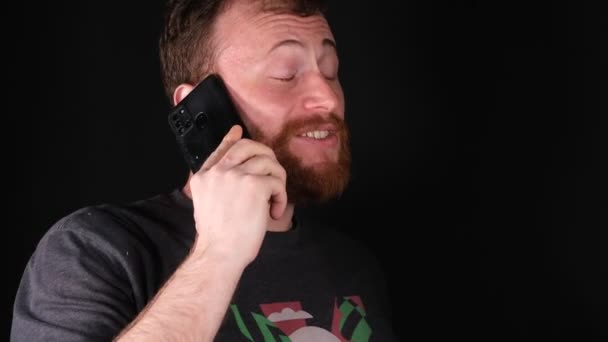 Cep Telefonu Beyaz Rlandalı Adam Cep Telefonuyla Konuşuyor — Stok video