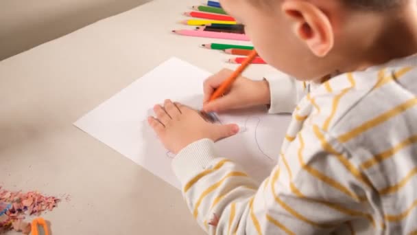 Ζωγραφίζει Χέρι Του Παιδί Ζωγραφίζει Χέρια Του Χαρτί Πλάνα — Αρχείο Βίντεο