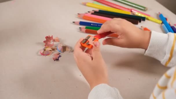 Παιδί Ακονίζει Χρωματιστές Πένες Ξύστρα — Αρχείο Βίντεο