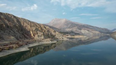 Yansıma, hava gölü ve dağ yansıması. Yüksek kalite 4k görüntü