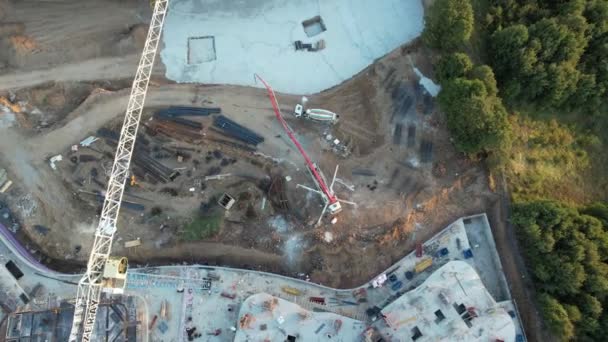 建筑工地 靠近树木的空中建筑工地高质量的4K镜头 — 图库视频影像