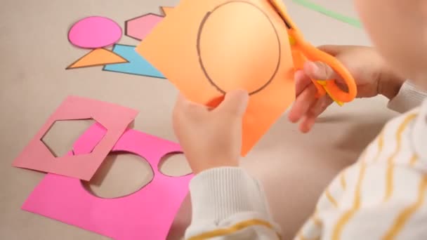 Παιδί Κάνει Μια Δραστηριότητα Την Κοπή Χρωματιστό Χαρτόνι — Αρχείο Βίντεο