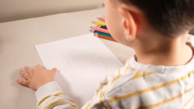 çocuk çizimi, çocuk kalemle resim çiziyor