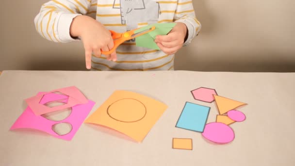 Kind Fertigt Geometrische Formen Indem Farbige Pappe Mit Der Schere — Stockvideo