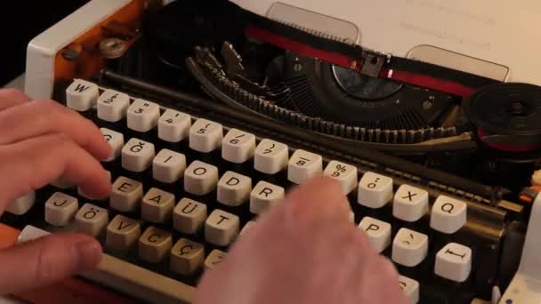 Schrijven Met Typemachine Close Hand Hoge Kwaliteit Beeldmateriaal — Stockvideo