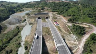 otoyol, hava çekim otoyolu ve tünel girişi