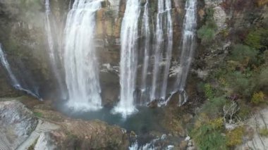 Tortum şelalesi, havadan şelale manzaralı hindi yüksek kaliteli 4K görüntü