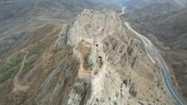Ortaçağ kalesi, Gumushane 'de havadan kale, Hindi yüksek kalitede 4K görüntü.