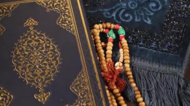 Kuran, Kuran ve tespih halı üzerine yüksek kaliteli 4K görüntüler.