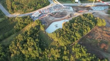 İnşaat alanı, ağaçların yanındaki havadan inşaat alanı. Yüksek kalite 4K görüntü.