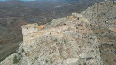 Ortaçağ kalesi, Gumushane 'de havadan kale, Hindi yüksek kalitede 4K görüntü.