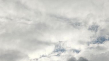 Bulutlar, yoğun kabarık bulutlar zaman atlaması. Yüksek kalite 4k görüntü